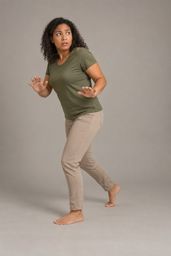 小心向後退步