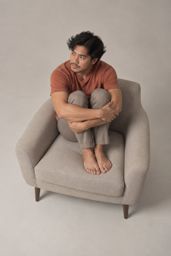 椅上抱膝蜷坐