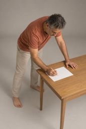 俯身桌上書寫